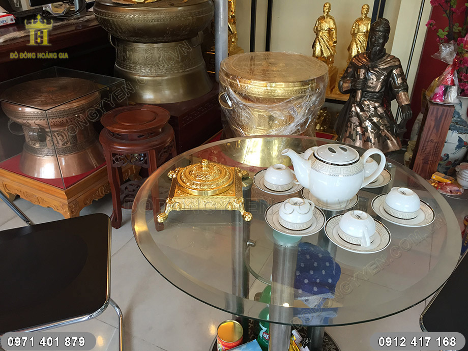 gạt t&agrave;n thếp v&agrave;ng